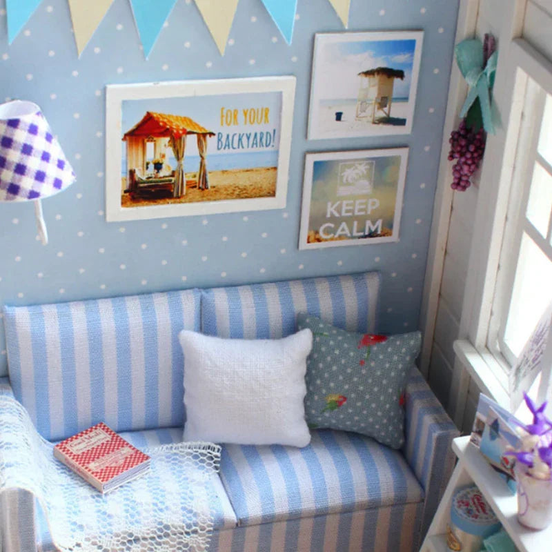 Mini domek dla kotka z meblami na prezent